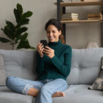 chica en el sofá con un teléfono
